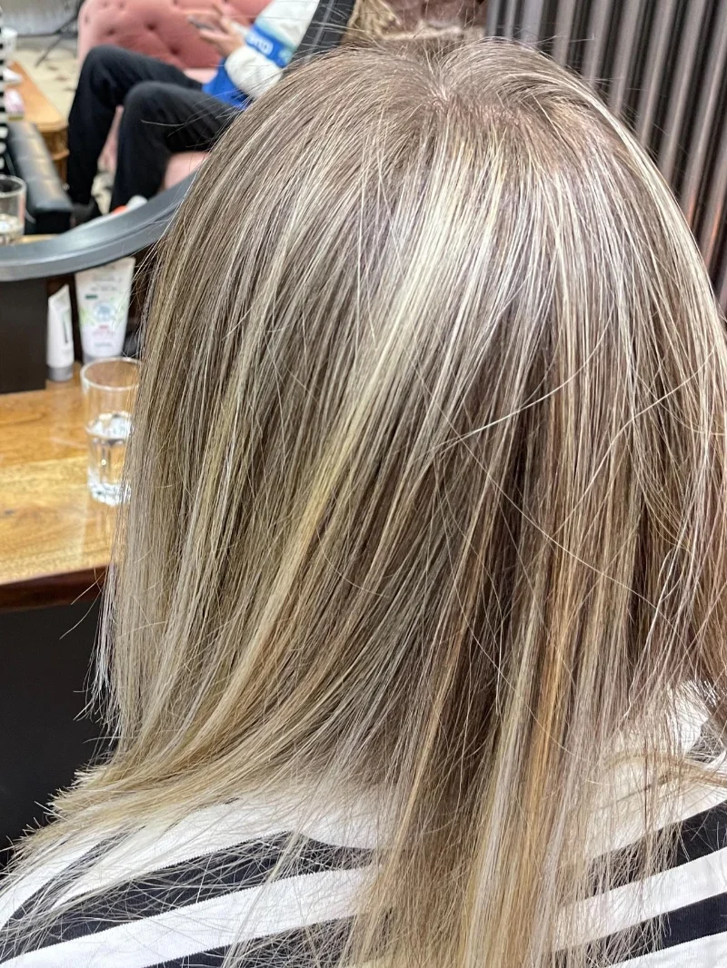 Gesundes, glänzendes Haar nach einer Pflegebehandlung bei AG Haarwelt