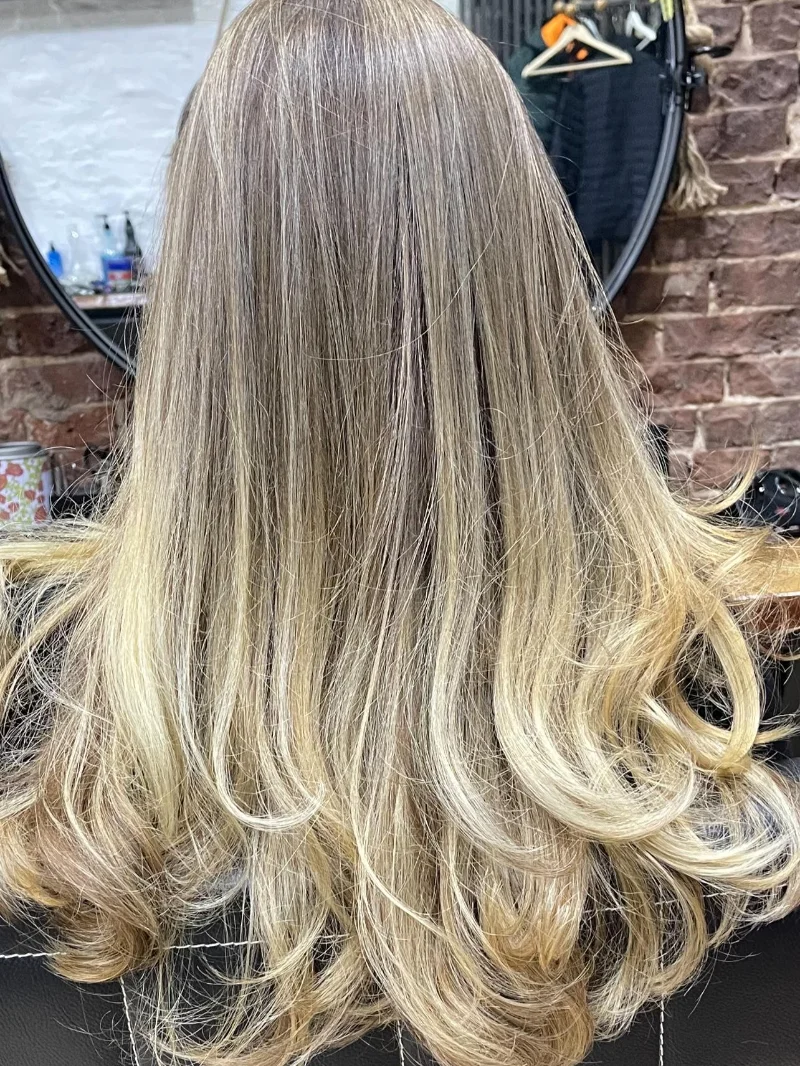 Styling für lockiges Haar bei AG Haarwelt